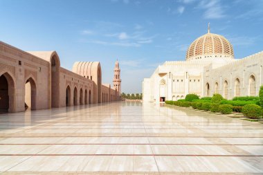Sultan Qaboos Ulu Camii'nin ıssız avlusu manzarası