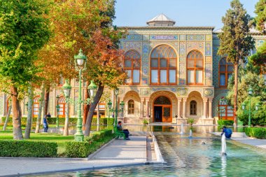 Tahran, İran'daki Golestan Sarayı ve çeşmelerin görünümü