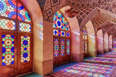 Şiraz, İran'daki Nasir al-Mulk Camii'nin içindeki manzara