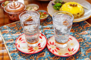 Chia tohumu ile Harika geleneksel İran içecekleri