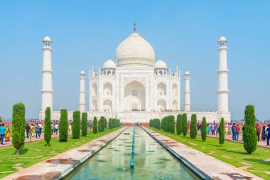 Mavi gökyüzü arka plan üzerinde Tac Mahal manzara görünümü