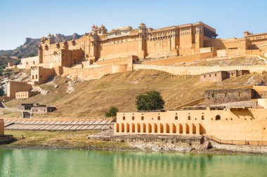Amer Kalesi ve Maota Gölü manzarası. Hindistan