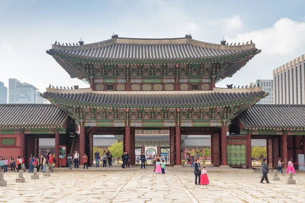 Vista panorámica de la puerta de Heungnyemun del Palacio Gyeongbokgung, Seúl — Foto de Stock