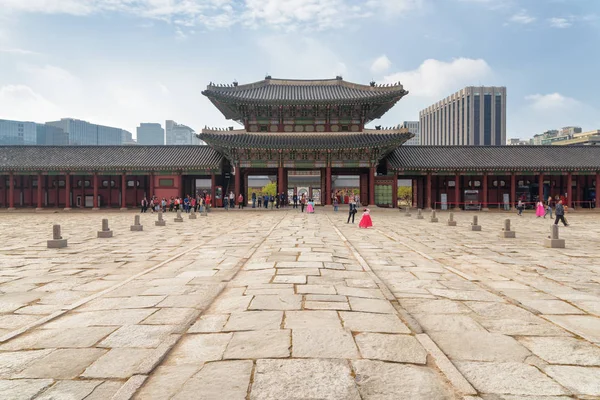 Maravillosa vista de la puerta de Heungnyemun del Palacio Gyeongbokgung — Foto de Stock