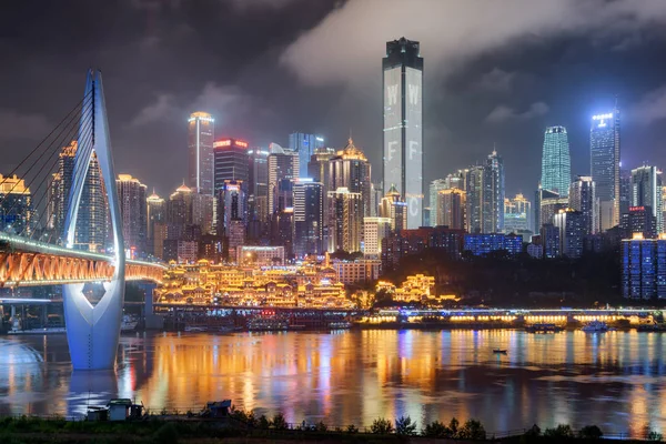 Vista noturna panorâmica de arranha-céus no centro da cidade, Chongqing, China — Fotografia de Stock