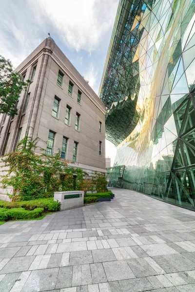 Verbazingwekkend contrast van de architectuur. Het stadhuis van Seoul — Stockfoto