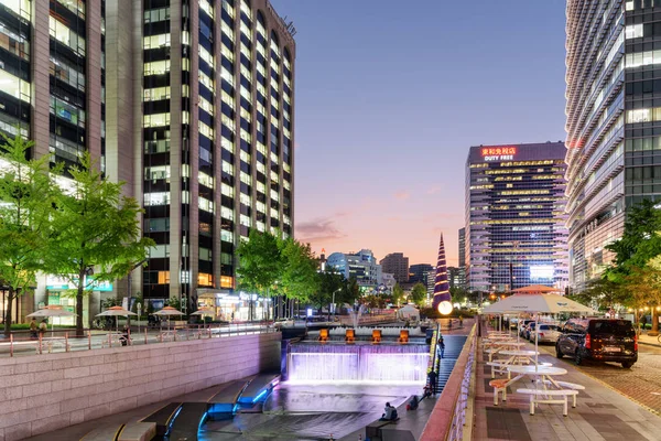 The Cheonggye Stream at sunset. Seoul, South Korea — Stock Photo, Image