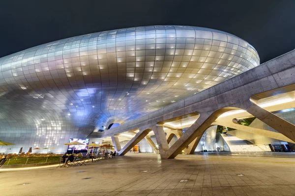 Awesome night view of the Dongdaemun Design Plaza in Seoul — Stock Photo, Image