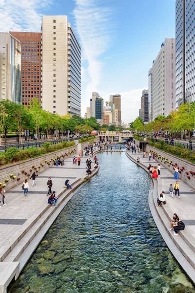 Vista maravilhosa do córrego de Cheonggye no centro de Seul — Fotografia de Stock