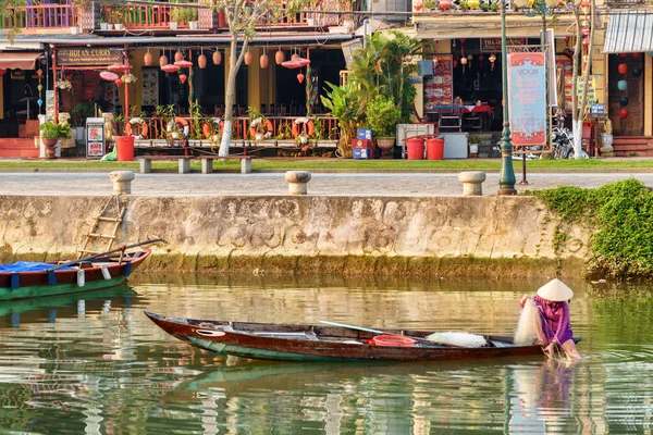 Vue panoramique du matin de la femme vietnamienne vérifiant filet de pêche — Photo