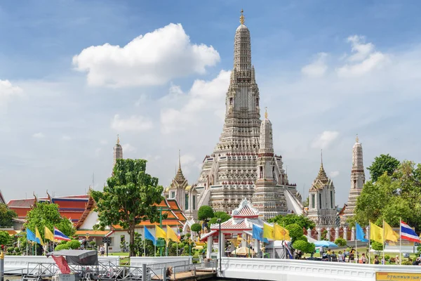Krásný výhled na chrám v buddhistickém chrámu Wat Arun, Bangkok, Thajsko — Stock fotografie