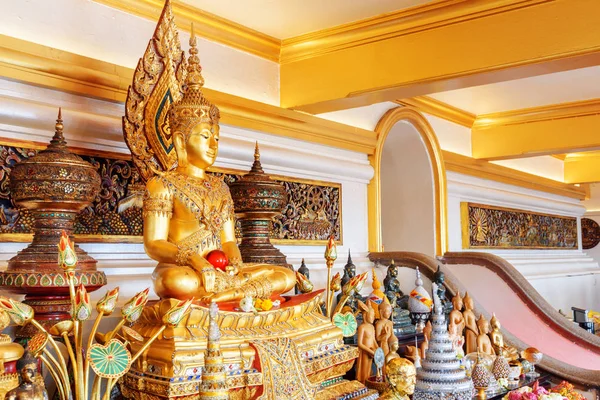 Pozłacany posąg Buddy wewnątrz świątyni Wat Saket. Bangkok, Tajlandia — Zdjęcie stockowe