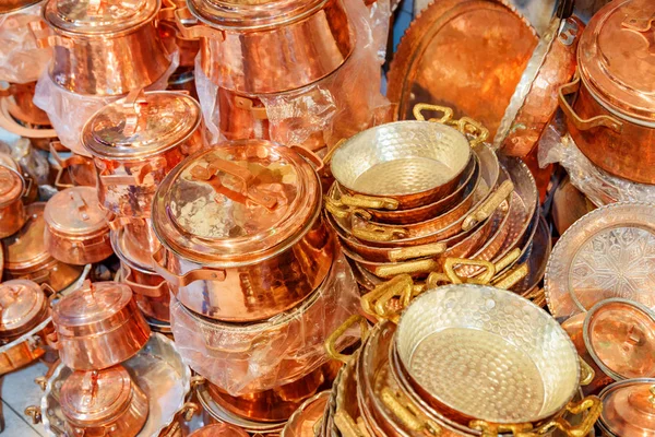 Vista panorâmica do topo dos tradicionais utensílios de cozinha de cobre iranianos, Kashan — Fotografia de Stock