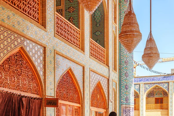 Detalhes lindos do exterior persa da mesquita Shah Cheragh — Fotografia de Stock