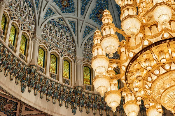 Teto e lustre dentro da Grande Mesquita do Sultão Qaboos — Fotografia de Stock