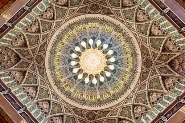 Soffitto della sala di preghiera della Grande Moschea del Sultano Qaboos — Foto Stock