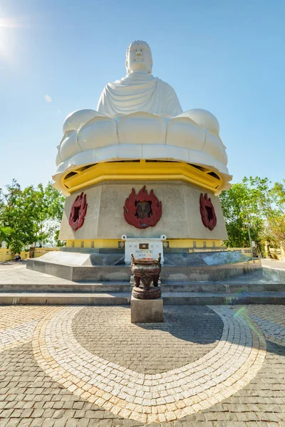 Úžasný pohled na obří bílou sochu Buddhy, Nha Trang, Vietnam — Stock fotografie