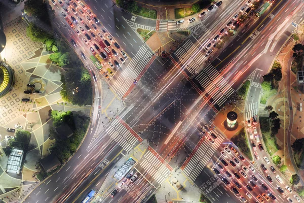 Hoge hoek weergave van het kruising van de weg in Seoul in de avond — Stockfoto