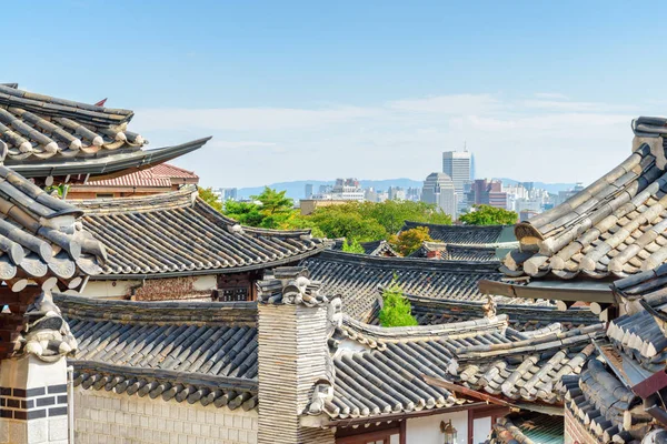 Vista panorámica de los tejados de azulejos negros de las casas tradicionales coreanas — Foto de Stock