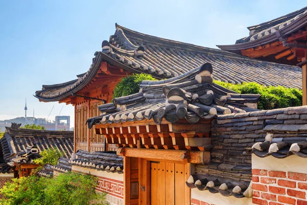 Telhados de azulejos pretos de casas tradicionais coreanas em Seul — Fotografia de Stock