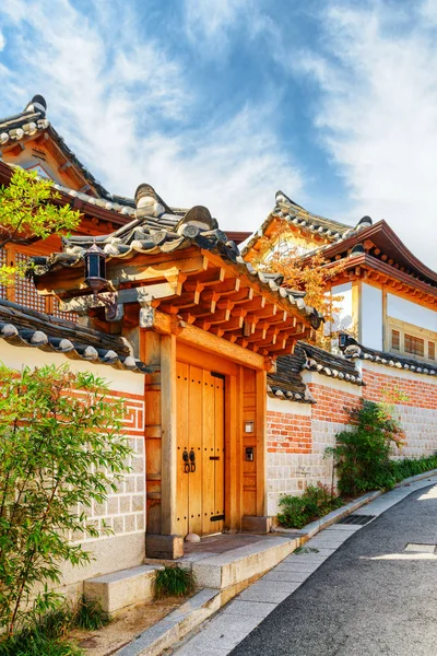 Schilderachtige traditionele Koreaanse huizen van Bukchon Hanok Village, Seoul — Stockfoto