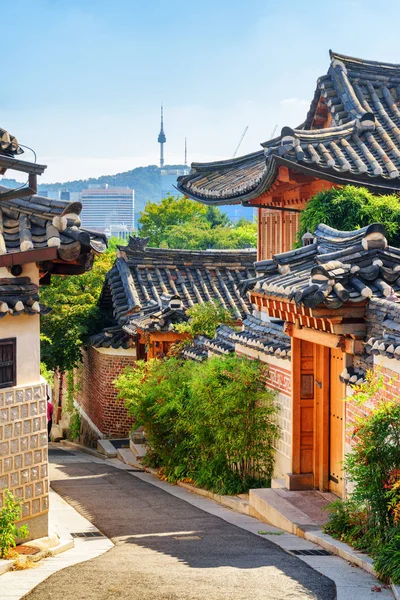 Cozy old narrow street and traditional Korean houses in Seoul — Stock Photo, Image