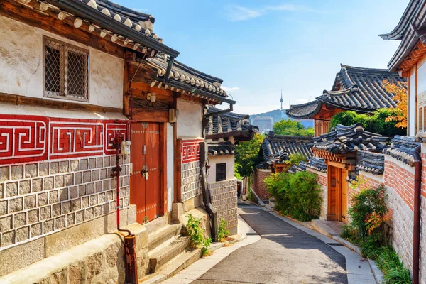 古い狭い通りと伝統的な韓国の家の素晴らしい眺め — ストック写真