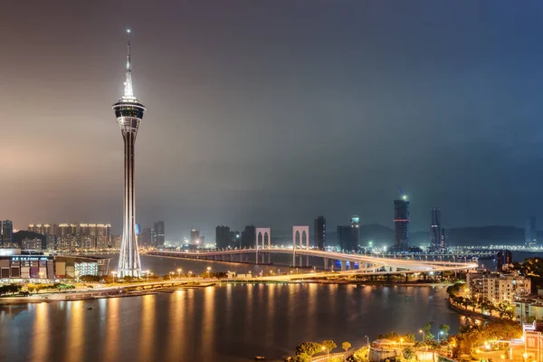 Pemandangan indah malam Menara Macau dan Jembatan Sai Van — Stok Foto