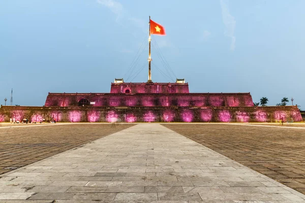 Vista nocturna de la Torre de la Bandera de la Ciudadela, Hue — Foto de Stock