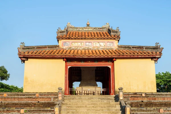 Stele Pavilion (Bi Dinh) on blue sky background. Hue, Vietnam — Stock Photo, Image
