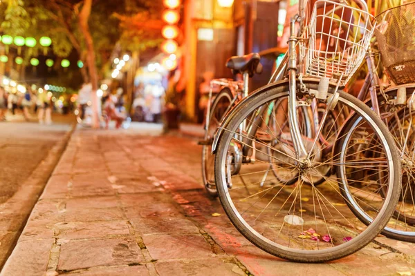 Naturskön kvällsutsikt över vintage-stil cyklar parkerade på trottoaren — Stockfoto