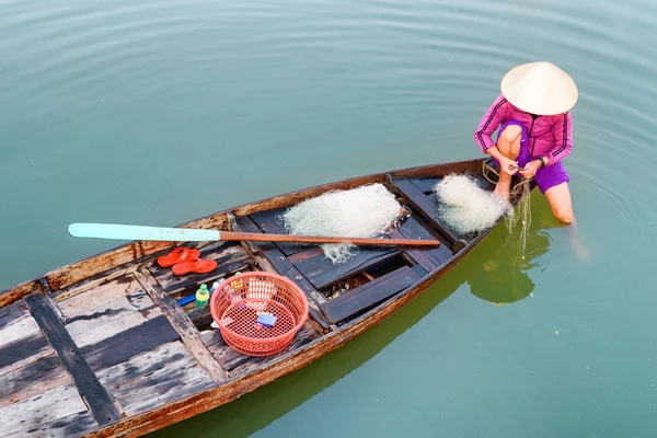 Vue du dessus de la femme vietnamienne vérifiant son filet de pêche, Hoian — Photo
