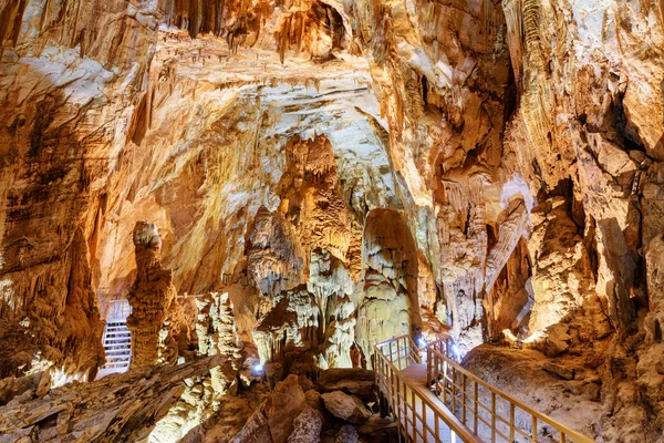 Scenic underground chamber inside Tien Son Cave, Vietnam — Stock Photo, Image