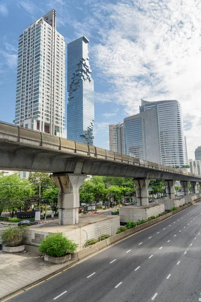 Estrada Sathon deserta e viaduto da BTS Silom Line, Banguecoque — Fotografia de Stock