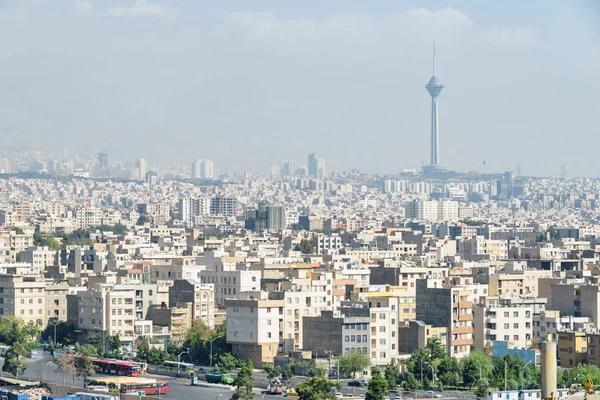 德黑兰天际线，伊朗。住宅建筑的景观。米拉德塔 — 图库照片