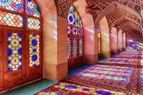 Prachtig uitzicht binnen de Nasir al-Mulk moskee, Shiraz, Iran — Stockfoto