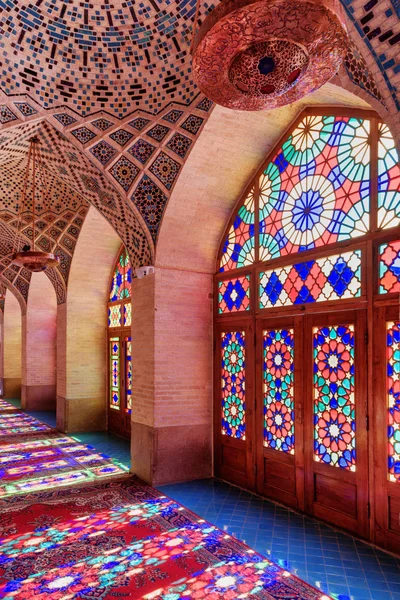 Vista panoramica all'interno della Moschea di Nasir al-Mulk, Shiraz, Iran — Foto Stock