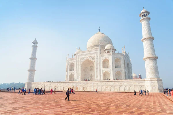 Hermosa vista del Taj Mahal sobre fondo azul del cielo —  Fotos de Stock