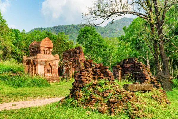 Υπέροχη θέα από τα ερείπια του ιερού του Υιού μου στο Βιετνάμ — Φωτογραφία Αρχείου