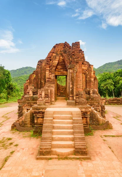 Vista do templo de tijolo vermelho do Santuário do Meu Filho, Vietnã — Fotografia de Stock