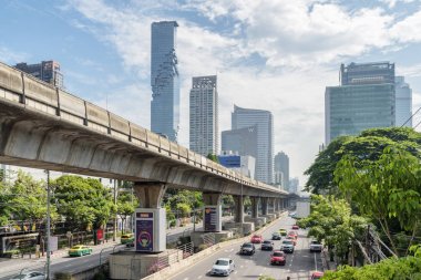 Sathon Yolu'nun muhteşem manzarası. Bangkok, Tayland Günlük trafik