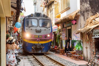 Dar bir sokaktan geçen tren, Hanoi, Vietnam