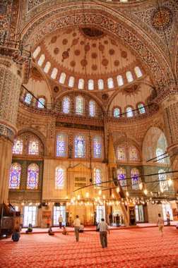 İstanbul'daki Sultan Ahmet Camii'nin muhteşem iç manzarası