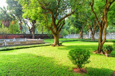 Edebiyat Tapınağı'nda geleneksel Vietnam bahçesi. Hanoi