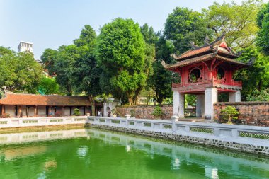 Khue Van pavyonu ve Thien Quang kuyusu. Hanoi