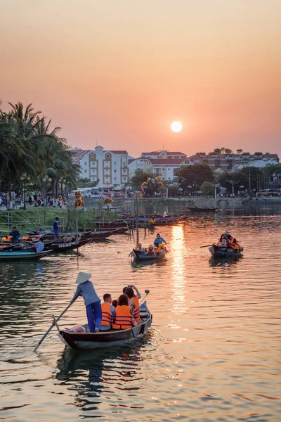 Barcos turísticos en el río Thu Bon al atardecer. Vietnam —  Fotos de Stock