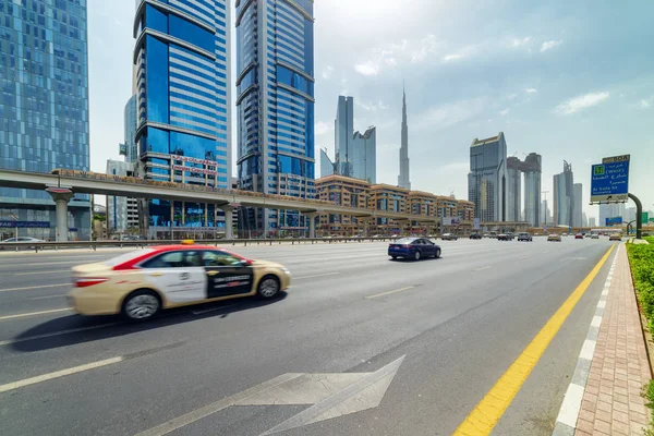 Prachtig uitzicht op Sheikh Zayed Road in het centrum van Dubai — Stockfoto