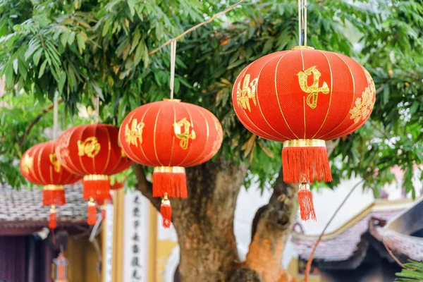 Fila de faroles rojos chinos tradicionales, la pagoda Tran Quoc —  Fotos de Stock