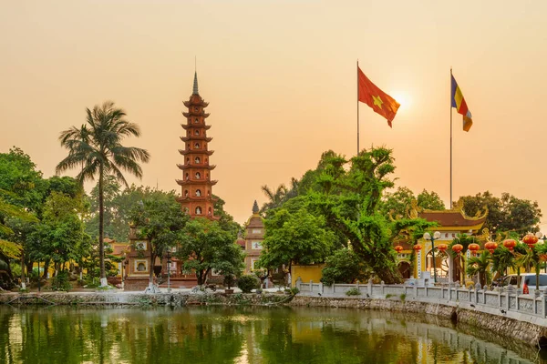 Niesamowity widok zachodu słońca na Pagoda Tran Quoc, Hanoi, Wietnam — Zdjęcie stockowe