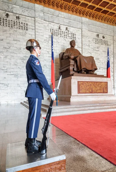 Amazing view of statue of Chiang Kai-shek and guard, Taipei — Stock Photo, Image